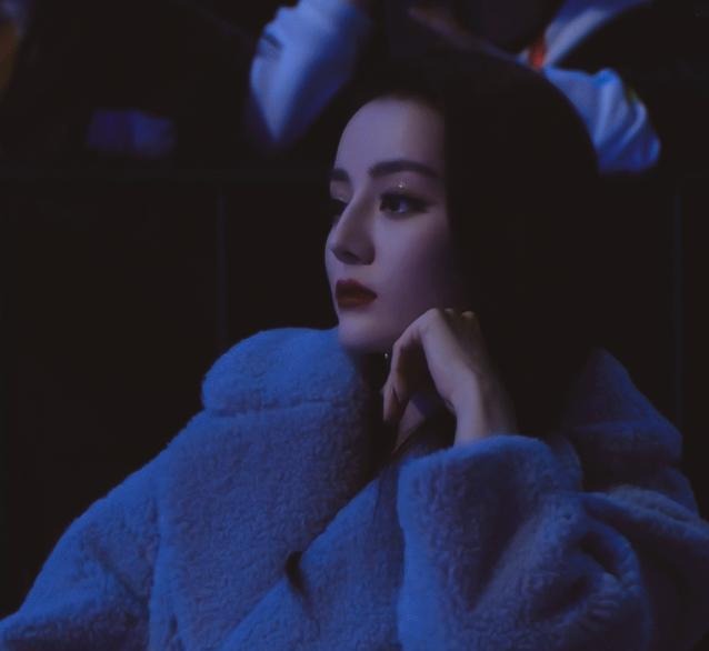 Trên gương mặt Địch Lệ Nhiệt Ba, chiếc mũi cao thẳng tắp thật đáng đồng tiền bát gạo và góc máy quay nghiêng này thực sự đã làm nổi bật chi tiết xinh đẹp đó. Không những vậy, thần thái mỹ nhân Tân Cương sang chảnh, lạnh lùng khiến người nhìn ngay lập tức mê muội.