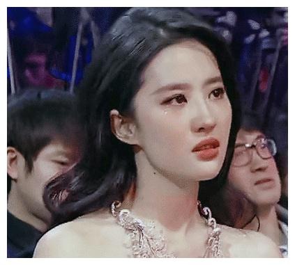 Một trong những cảnh kinh điển của Lưu Diệc Phi khiến người ngắm ngay lập tức liên tưởng đến hoa lê đới vũ của Dương Quý Phi. Không phải tự dưng mà Diệc Phi được phong thần tiên tỉ tỉ bởi ngay cả khoảnh khắc cô ấy rơi nước mắt cũng kinh diễm tới mức này.