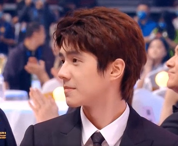 Góc quay này không chỉ lột tả được vẻ đẹp rất riêng của Lưu Hạo Nhiên mà còn khiến người ta cảm nhận được sức hấp dẫn khó tả của mỹ nam này. Sống mũi, đôi mắt, ngay cả cái mím môi đều vô cùng cuốn hút.