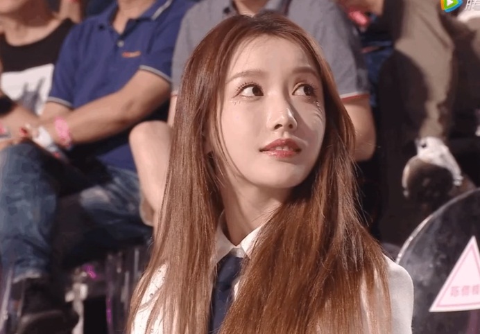 Nếu ai đó nói nhan sắc Khương Trình Vũ bình thường qua ảnh thì hãy xem ngay đoạn video ngắn bên dưới. Góc máy hoàn hảo đã thâu tóm được mọi sự xinh đẹp, đáng yêu của cô gái này.