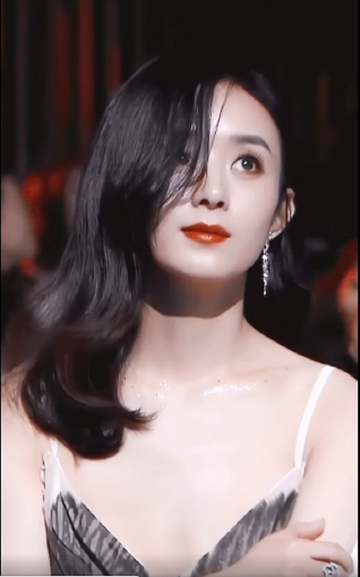 Nhan sắc Triệu Lệ Dĩnh ngày càng ngọt ngào, thăng hạng kể từ sau khi cô ly hôn Phùng Thiệu Phong. Và góc máy chính diện này thực sự đã khiến fan của cô nàng ấm lòng ghi lưu lại được khoảnh khắc xuất thần đến vậy. Biểu cảm khuôn mặt có sự đáng yêu, sự đằm thắm, sự dịu dàng. Xương quai xanh đẹp đến câu hồn còn được trang điểm hiệu ứng lấp lánh. Lệ Dĩnh, chị đẹp xuất sắc rồi!