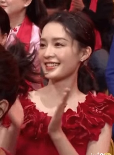 Khán giả đã quá quen với hình ảnh Lý Thấm với những vai diễn bị ngược tơi tả trên truyền hình và những biểu cảm quật cường của cô ấy. Thế nhưng khi Lý Thấm cười an nhiên, cô ấy cũng vô cùng xinh đẹp như thế này đây.