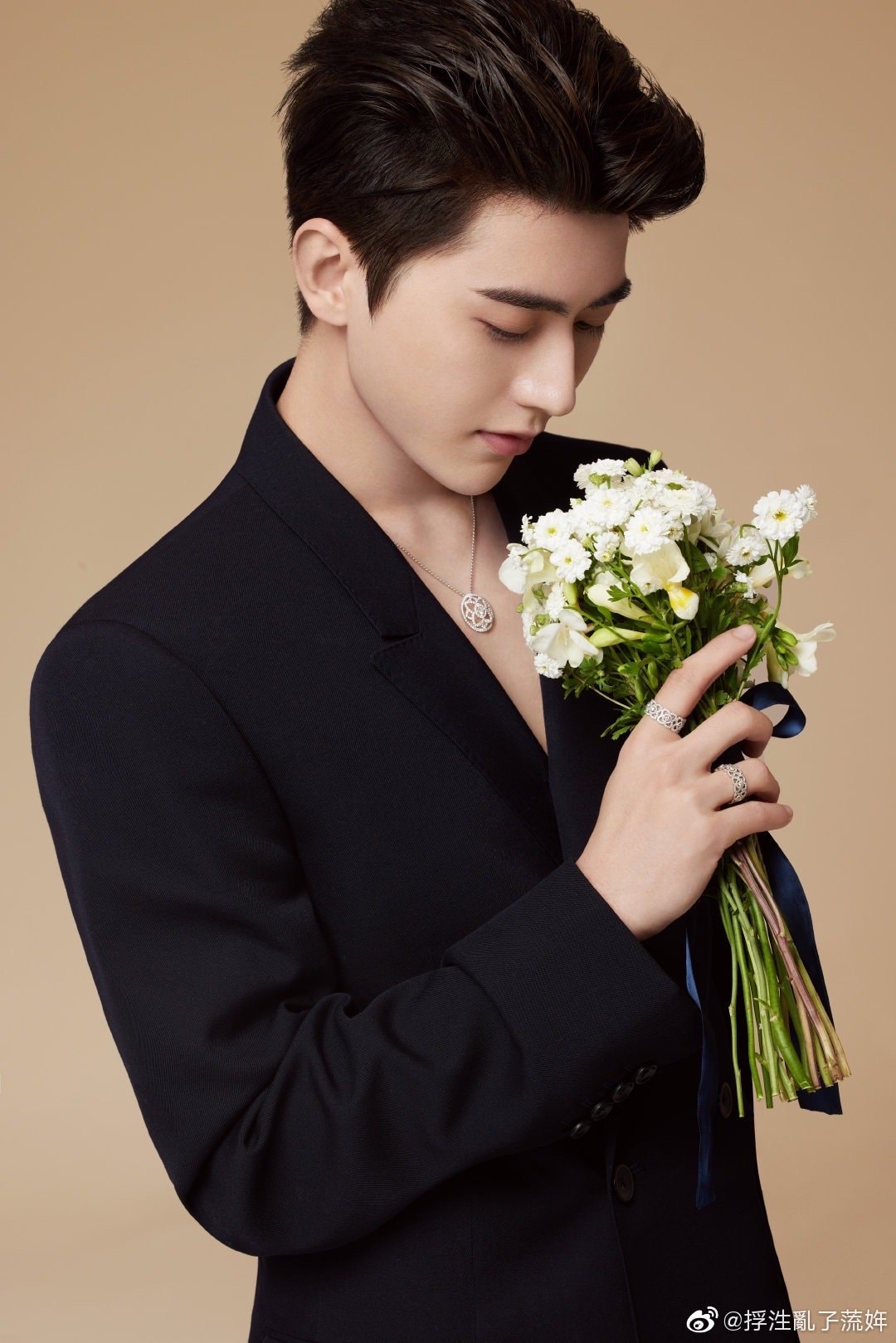 Thái Từ Khôn chắc chắn là chú rể vạn người mong. Nếu cầm bó hoa tinh khôi này xuất hiện thì cô gái nào cũng rục rịch mặc váy cưới và sẵn sàng theo anh vào lễ đường.