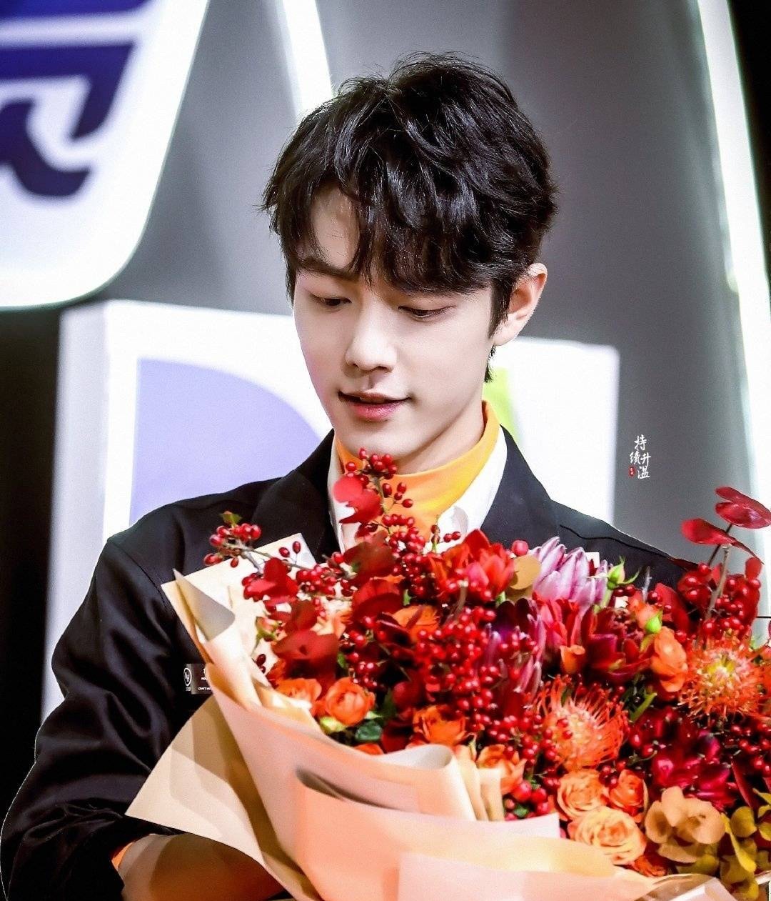 Và bản thân người cầm hoa cũng là cực phẩm rồi nhé chị em!