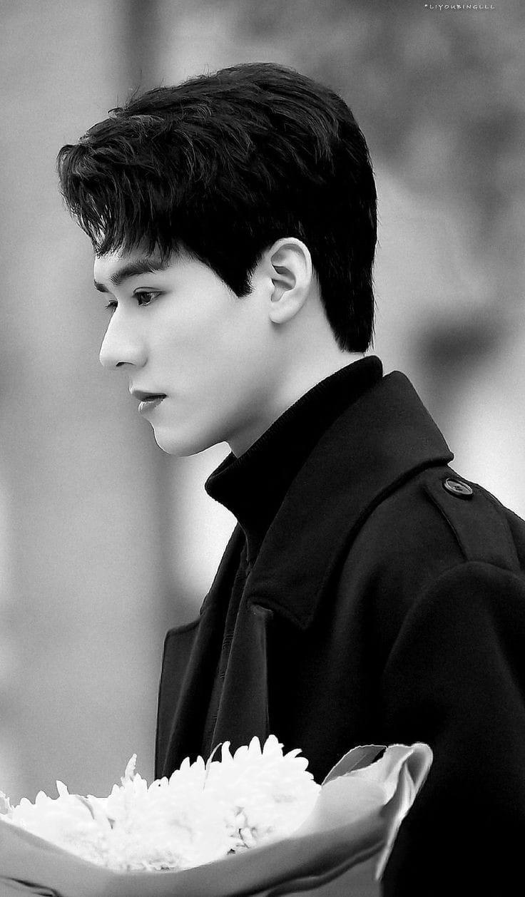 Còn ở đây hơi phảng phất khí chất tổng tài băng lãnh.