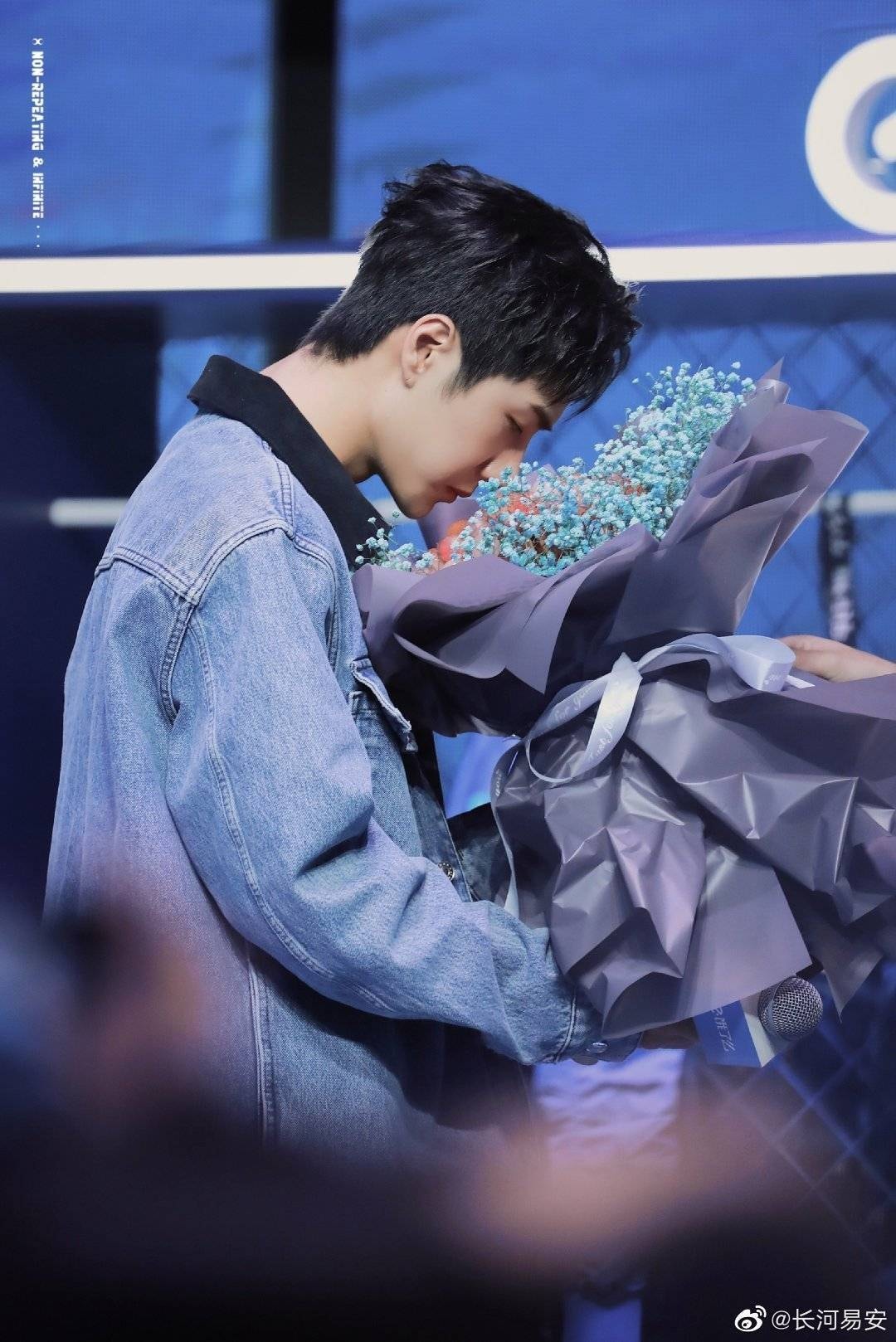 Tin rằng fan Vương Nhất Bác rất nhiều người nguyện ý trở thành bó hoa kia. Biểu cảm thương yêu, tận hưởng thật khiến người ta động lòng.