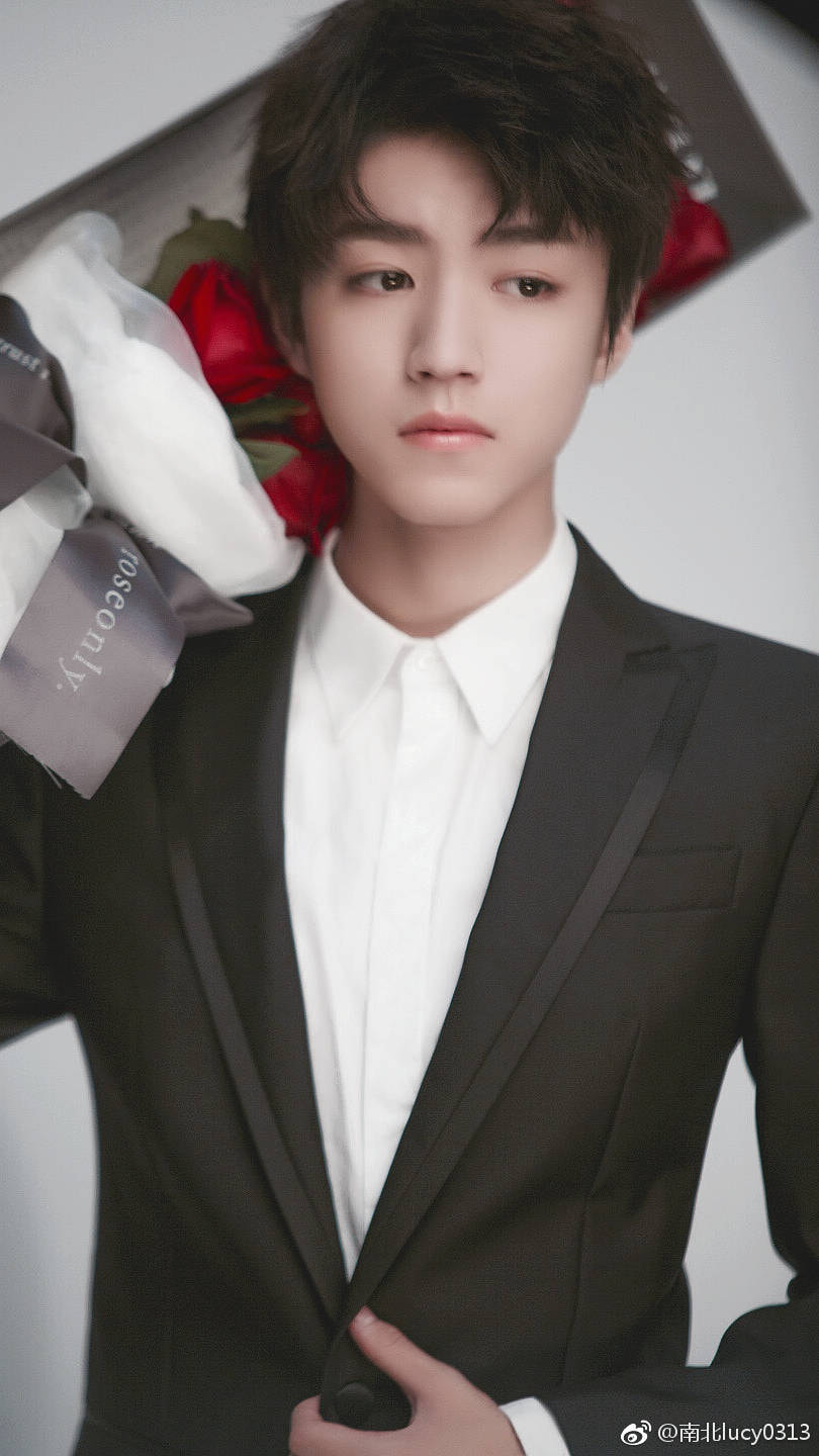 Vương Tuấn Khải lên đồ lịch lãm rồi này các fan!