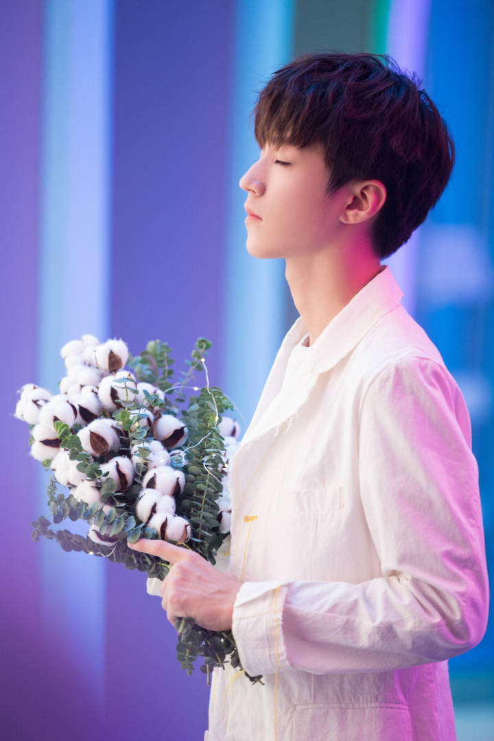 Đẹp như chàng hoàng tử từ truyện cổ tích bước ra. Các fan Vương Tuấn Khải hãy bình tĩnh trước nhan sắc này nhé!