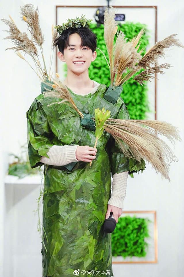 Bonus thêm bức ảnh mỹ nam cầm hoa này của Dịch Dương Thiên Tỉ. Nếu anh ấy xuất hiện trong bộ dạng này, còn bao nhiêu cô gái dũng cảm nói 'nguyện ý'? Tôi tin là sẽ còn rất, rất nhiều, chỉ cần người tỏ tình là Thiên Tỉ!