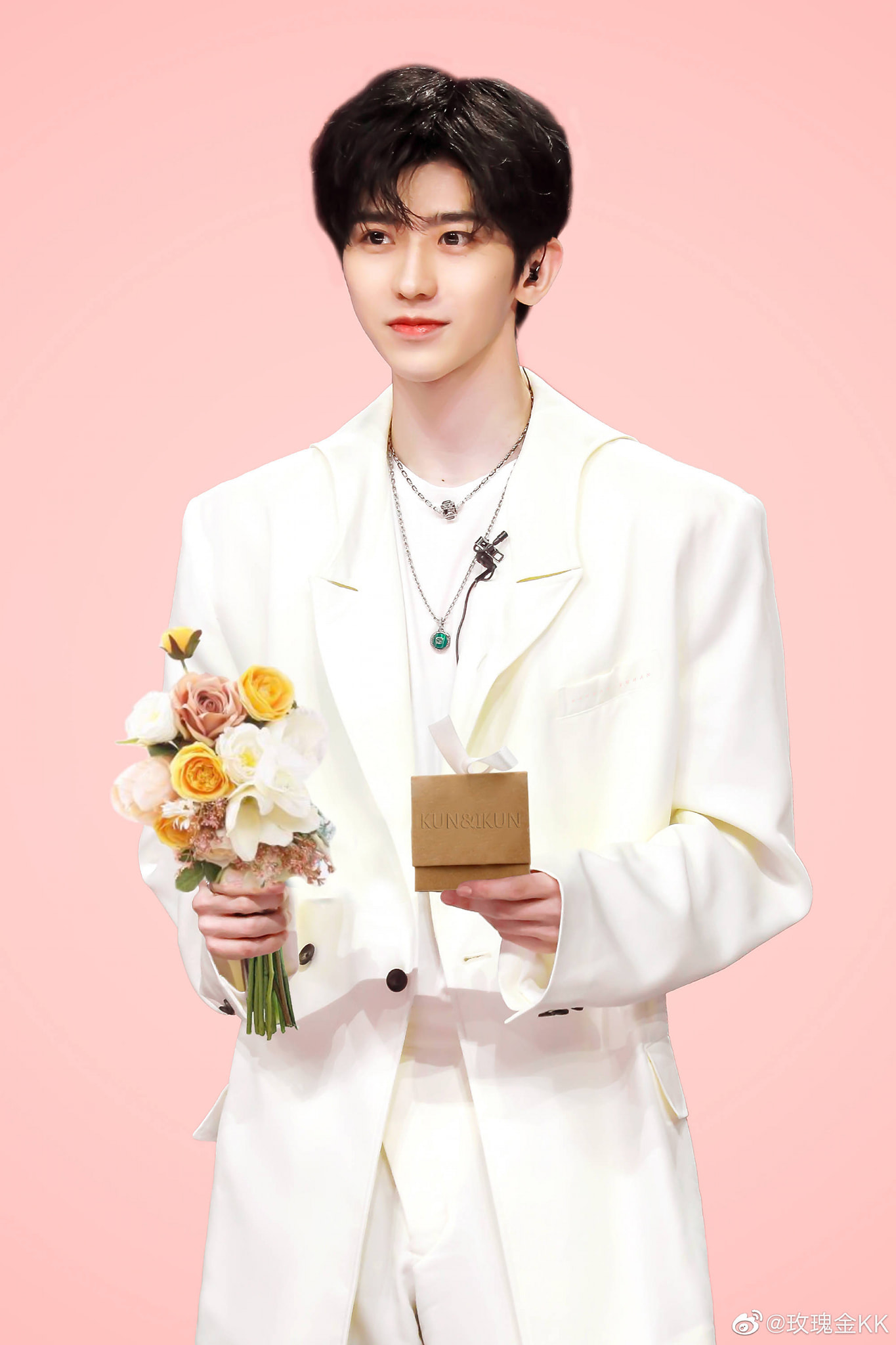 Bonus thêm bức ảnh đúng chuẩn bạch mã hoàng tử của Thái Từ Khôn cho fan anh chàng được ấm lòng.