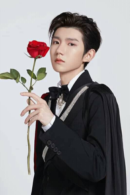 Vương Nguyên diện đồ đen như một bá tước quý tộc. Nhưng chắc chắn fan của anh vẫn chưa quên khoảnh khắc chia bánh trung thu đáng yêu gần đây. Còn ai muốn làm vợ anh chàng thơm thảo này nữa nào?