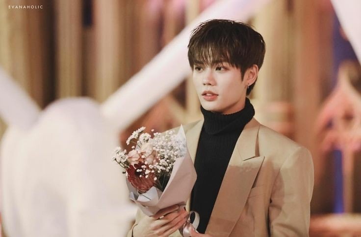 Lâm Ngạn Tuấn cũng đẹp như tranh khi chụp ảnh cùng hoa.