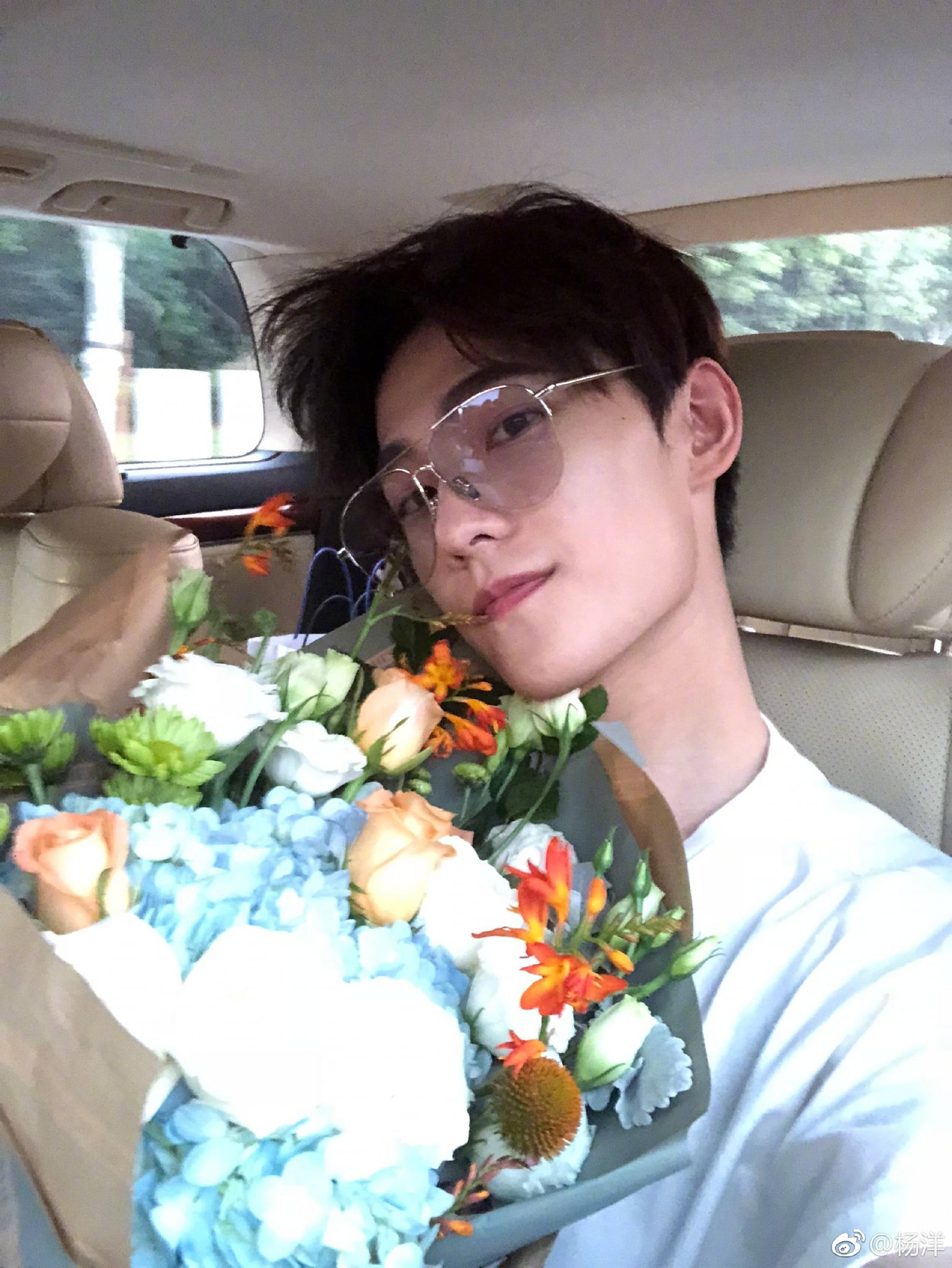 Có bao nhiêu cô gái hát 'chần chờ gì chồng ơi em đây' khi nhìn thấy ảnh Dương Dương chụp cùng hoa như thế này?