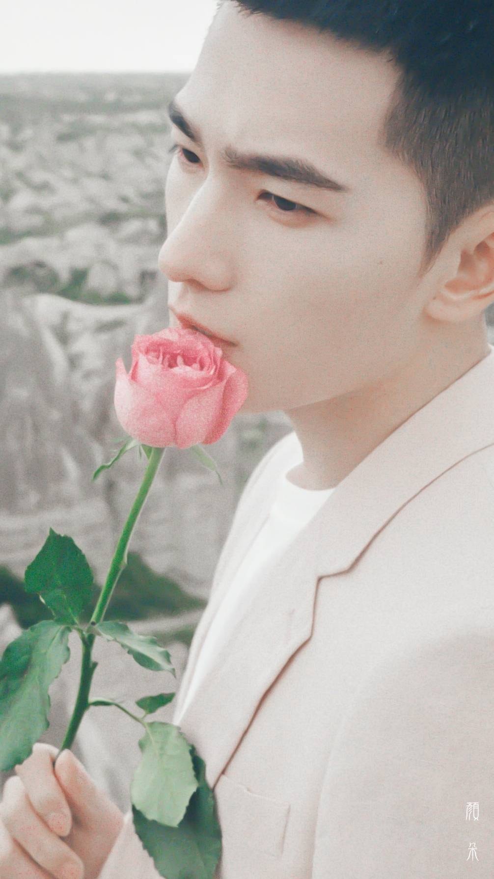 Giây phút Dương Dương mơ màng bên hoa vẫn hút hồn các fan girl.