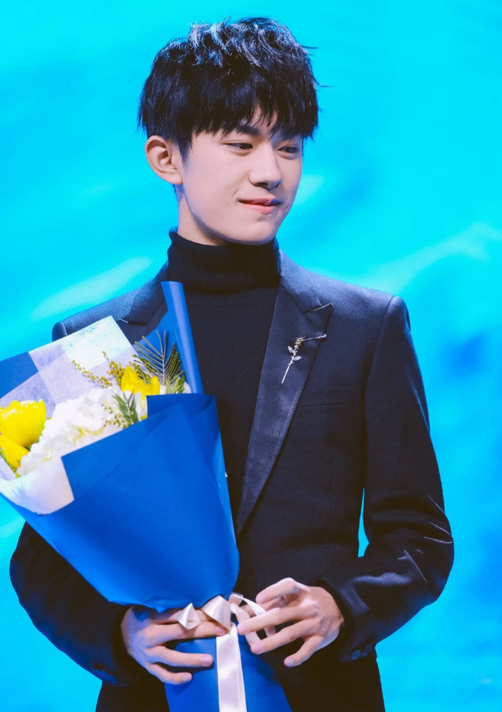 Dù bó hoa này không giống hoa cưới lắm nhưng Dịch Dương Thiên Tỉ thì rất giống chú rể. Chàng trai của ai ra hốt về lẹ nào!