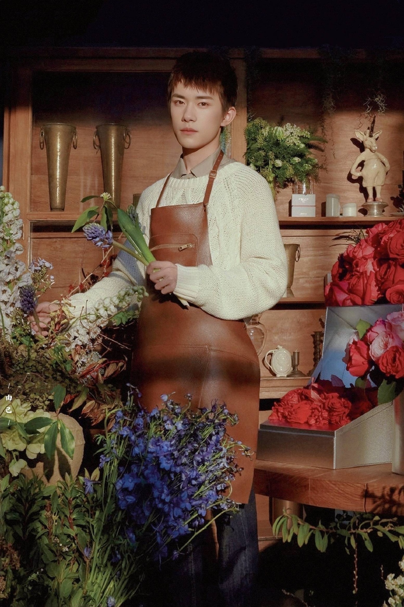 Đổi concept sang làm hẳn cậu bé bán hoa Dịch Dương Thiên Tỉ vẫn đẹp trai rạng ngời. Bức ảnh tỏa ra màu cổ tích và ấm áp một cách đặc biệt.