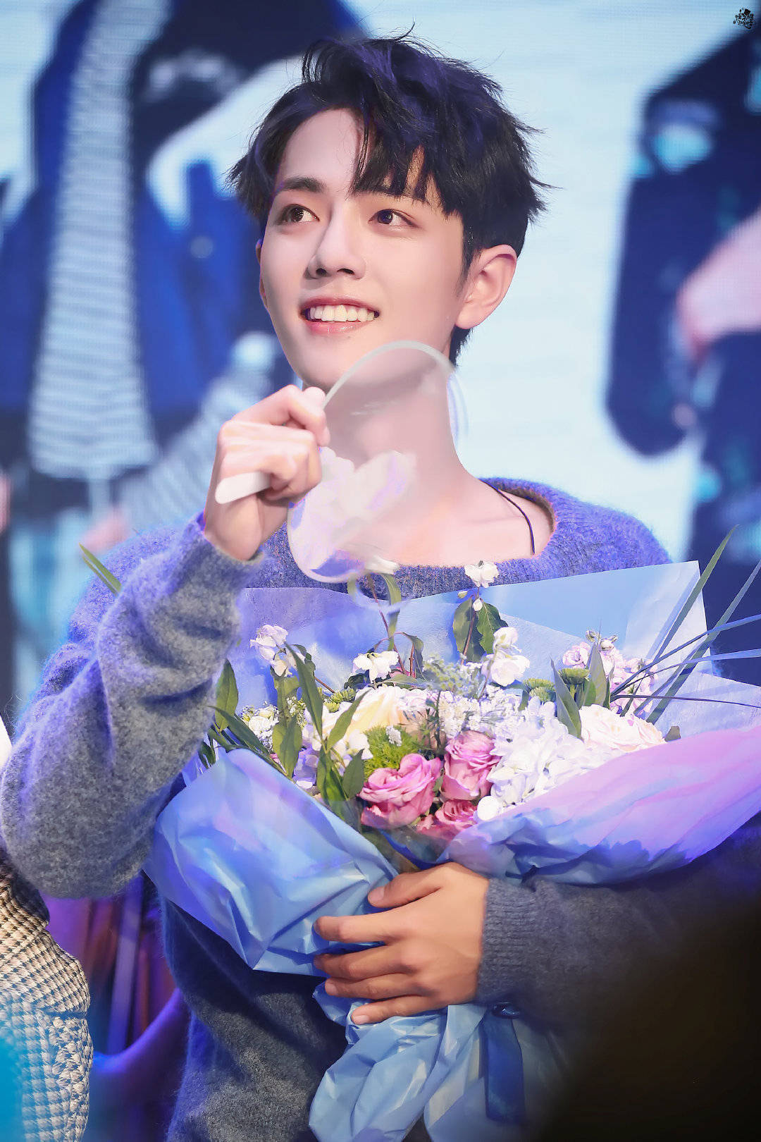 Các 'cô vợ' của Tiêu Chiến lên đồ lồng lộn đi nào, anh ấy sẽ đến với một bó hoa rất xinh đẹp.