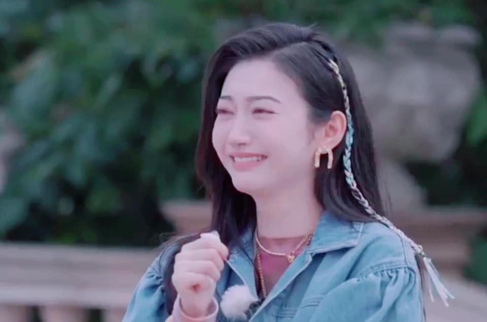 Bật khóc sung sướng khi thấy người ta thành đôi. 'Không uổng công tôi cầu nguyện nãy giờ'. Bật khóc sung sướng khi thấy người ta thành đôi. 'Không uổng công tôi cầu nguyện nãy giờ'.