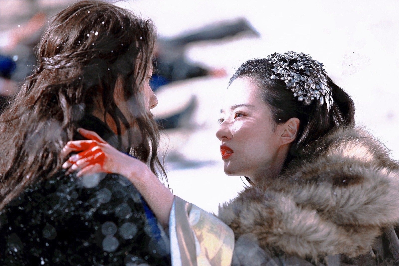 Cảnh ly biệt kinh điển trong Hồng Môn Yến của Lưu Diệc Phi và Phùng Thiệu Phong. Không cần xem phim nhìn bức ảnh này netizen cũng cảm nhận được độ đẹp đôi của hai diễn viên.