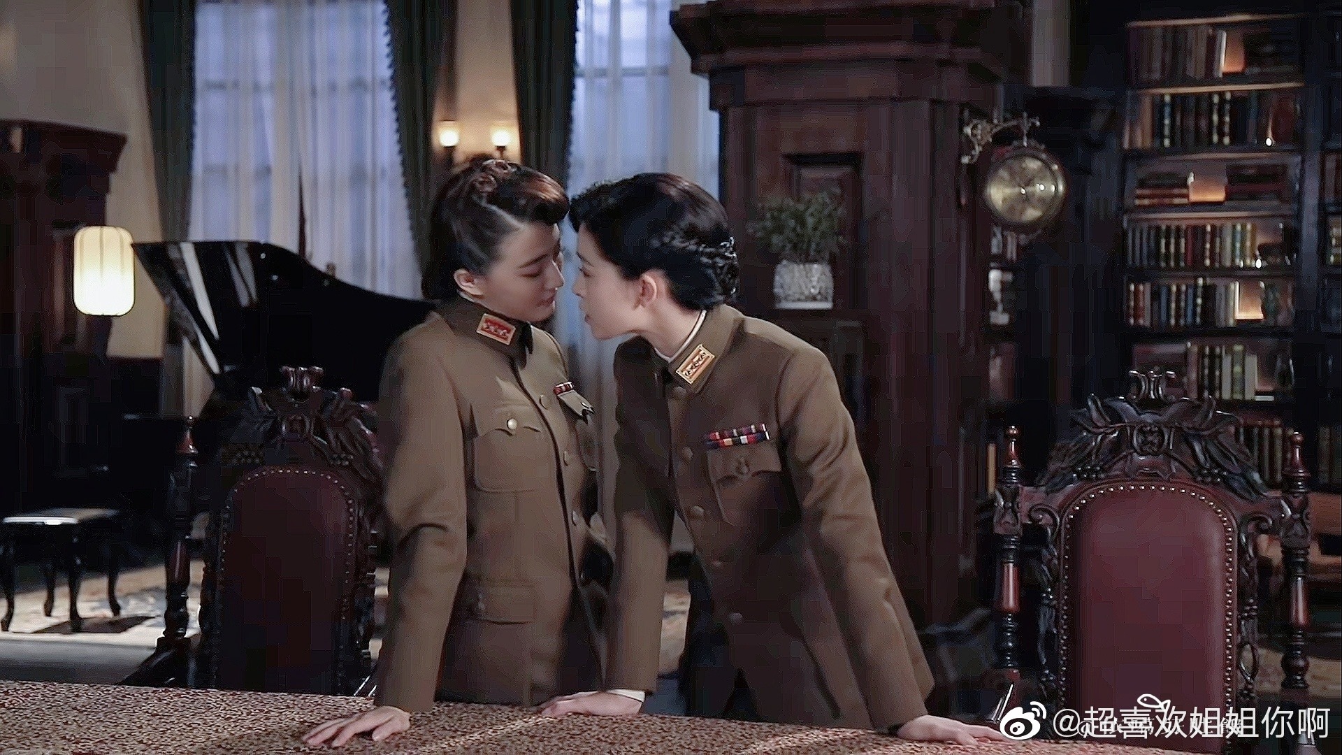 Khoảnh khắc tình bể bình của cặp Lý Ninh Ngọc - Cố Hiểu Mộng (do Văn Vịnh San - Từ Lộ thủ vai) trong phim Phong Thanh 2020. Những người đam mê phim bách hợp chắc chắn không thể bỏ qua bộ phim này và cảm giác ngọt ngào mà cặp đôi mang lại.