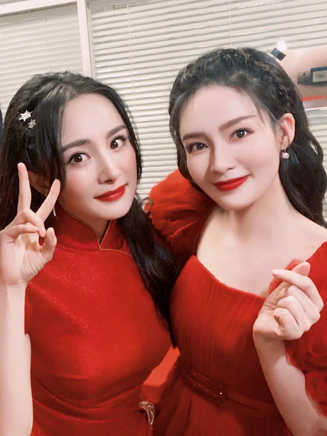 Dương Mịch và Lý Thấm thể hiện tình chị em vô cùng nồng ấm khi tham gia Xuân Vãn đợt tết 2021.