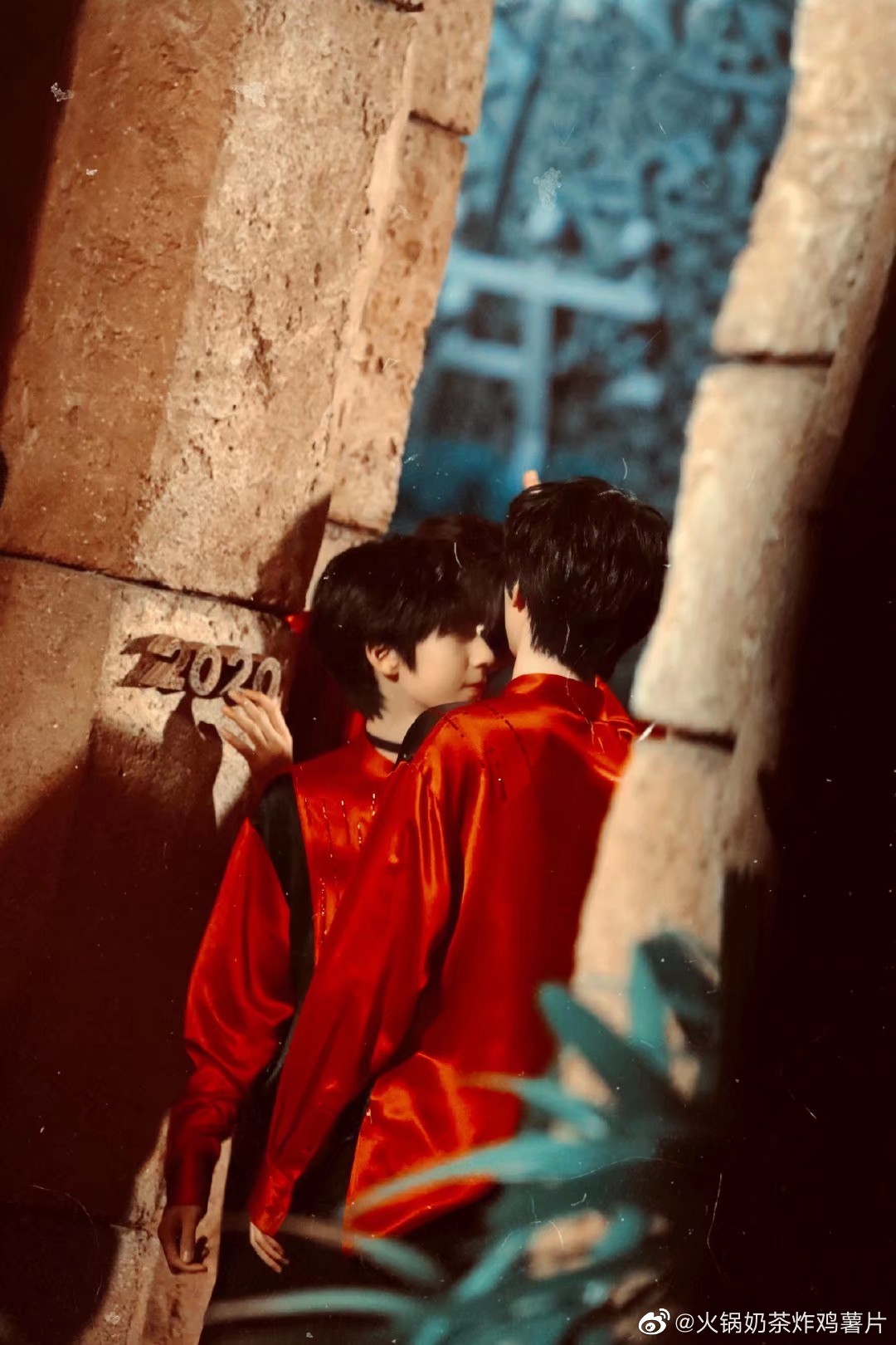 Bức ảnh khiến các 'hủ nữ' gào thét ầm trời chính là của Nghiêm Hạo Tường và Hạ Tuấn Lâm trong TNT Thời Đại Thiếu Niên Đoàn.