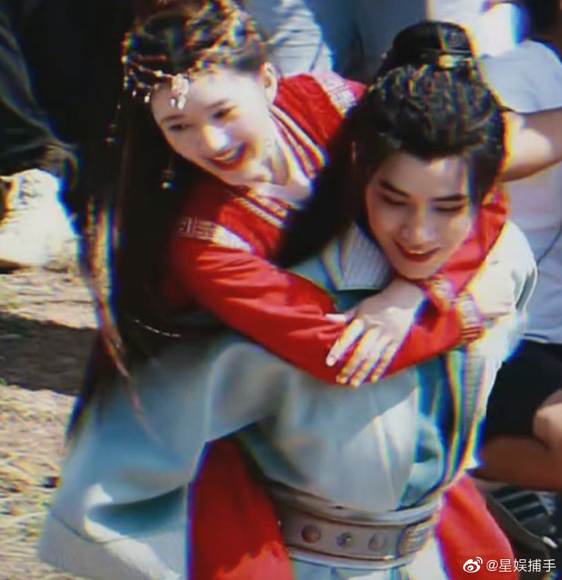 Hình ảnh Dương Dương cõng Triệu Lộ Tư 'bằng cả sinh mệnh' dù rất đáng yêu nhưng vẫn bị anti-fan của cô nàng vào thả vài bình luận mỉa mai. Nhưng dù sao vẫn phải khẳng định họ rất đẹp đôi!