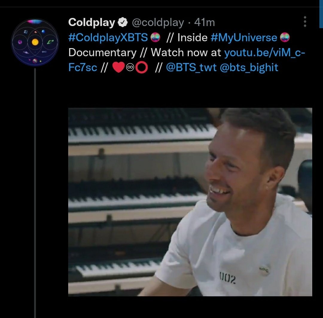 Chris Martin khen giọng hát của V BTS hoàn hảo.