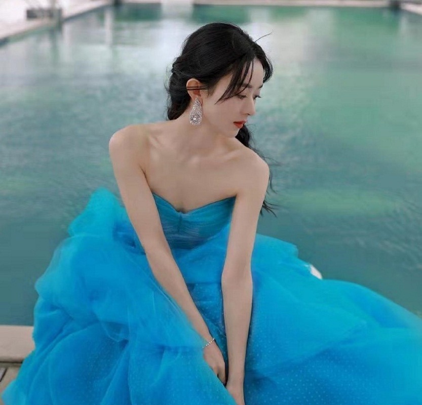 Triệu Lệ Dĩnh đẹp trong trẻo mà không kém phần gợi cảm trong bộ váy xanh thiên thanh xinh đẹp.