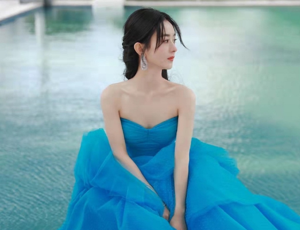 Sống mũi cao thẳng tắp, góc nghiêng của Triệu Lệ Dĩnh đẹp xuất sắc.