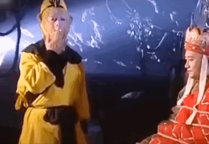 Trong hậu trường, Tôn Ngộ Không hút thuốc điêu luyện. Ngay sau đó, Tề Thiên Đại Thánh có màn nhả khói thần sầu để cứu sư phụ. Đúng là không cần kỹ xảo luôn!