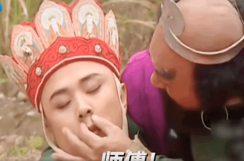 Pha ấn nhân trung nhầm nhọt của Sa Tăng. Tuy nhiên, netizen lại chỉ chú ý đến nụ cười duyên hết phần thiên hạ của Sư phụ.