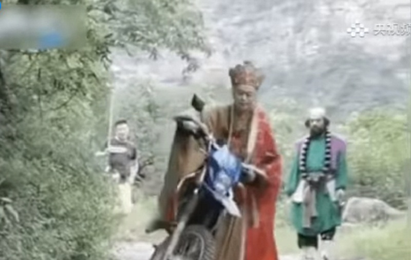 Đường Tăng có màn chạy mô tô tới trường quay cực ngầu. Thầy chạy xe phong độ như thế này bảo sao mấy con yêu quái lại mê đến vậy.