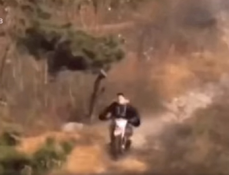 Pha chạy xe khét lẹt của Trư Bát Giới còn ngầu hơn cả Sư phụ. Trong phim anh hậu đậu vô dụng vậy thôi chứ ở hậu trường anh 'dữ dội' lắm chứ bộ.