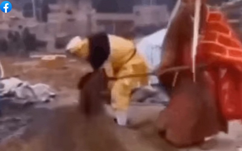 Hai thầy trò cùng xúc cát. Fan Việt khi xem xong hình ảnh này liền nghĩ ngay đến Lộc Fuho.