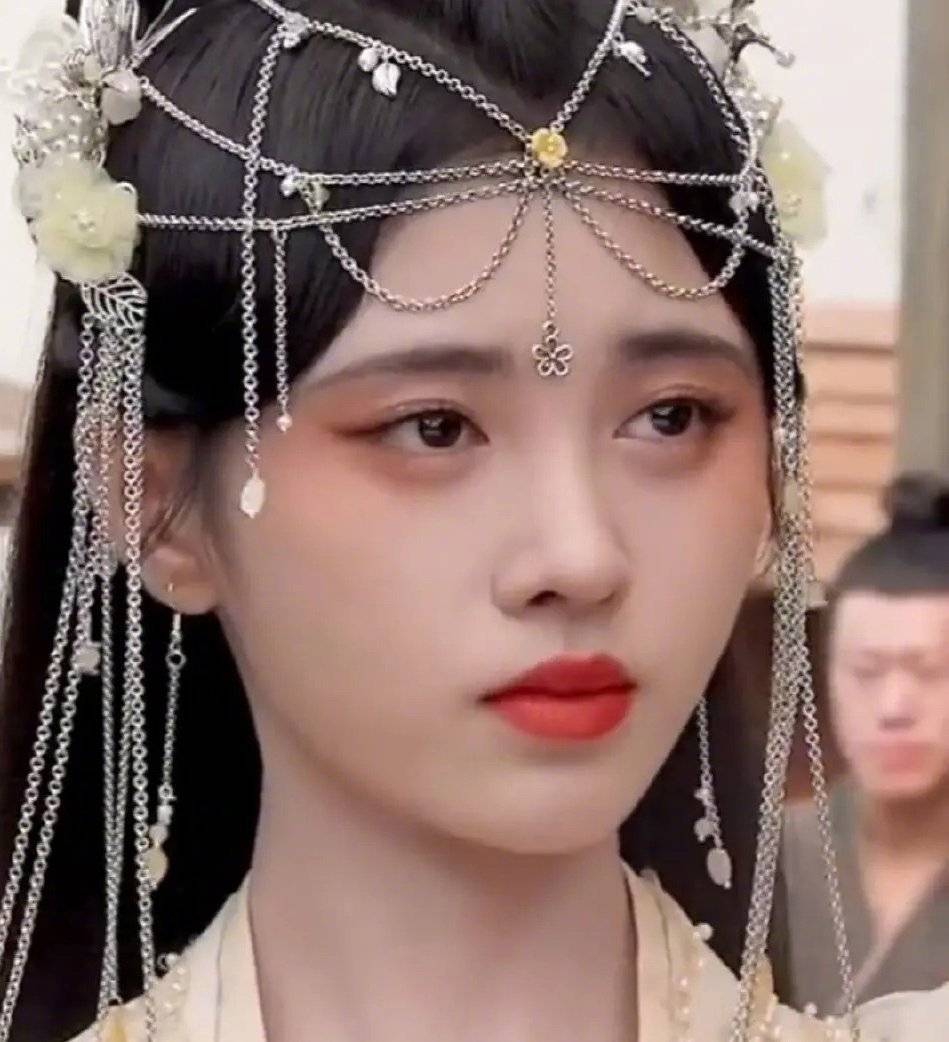 Bức ảnh chụp màn hình từ video hậu trường phim Hoa Nhung khiến netizen khá thất vọng về nhan sắc Cúc Tịnh Y.