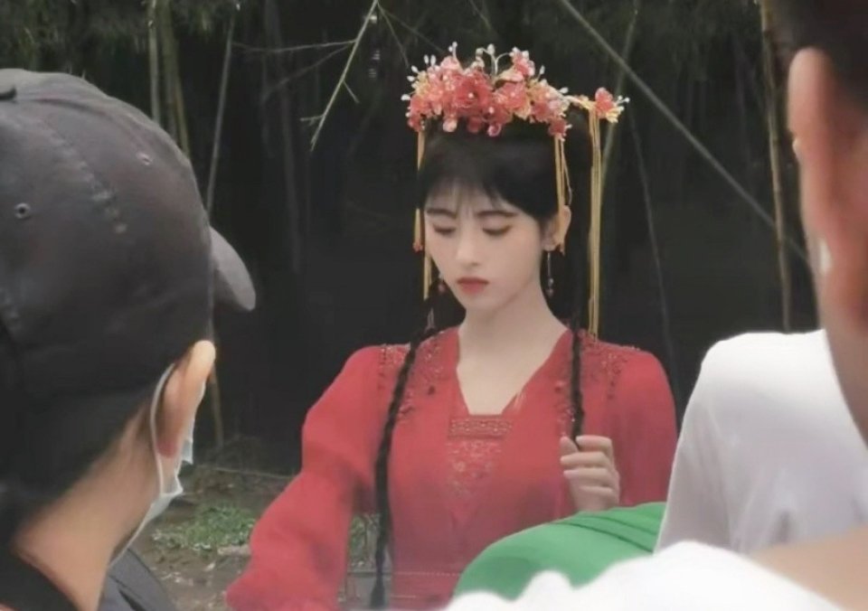 Netizen cười rần rần khi thấy bức ảnh này. cặp mày sâu róm khiến người ta mường tượng đây là Trần Phi Vũ giả gái.