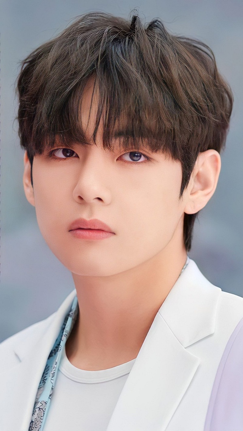 Với giọng ca ấm áp và ngoại hình điển trai, V xứng đáng là bias khi nhắc tới BTS.