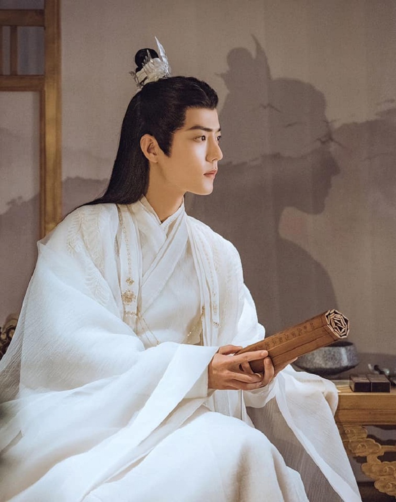 Vẻ đẹp đậm chất tiên khí của Thời Ảnh (Tiêu Chiến) trong Ngọc Cốt Dao. Vốn được mệnh danh là mỹ nam cổ trang thế hệ mới nên khi hóa thân vào vai diễn Thời Ảnh, Tiêu Chiến đúng chất ngọc thụ lâm phong, trông thanh khiết, thoát tục, phiêu diêu vô cùng.