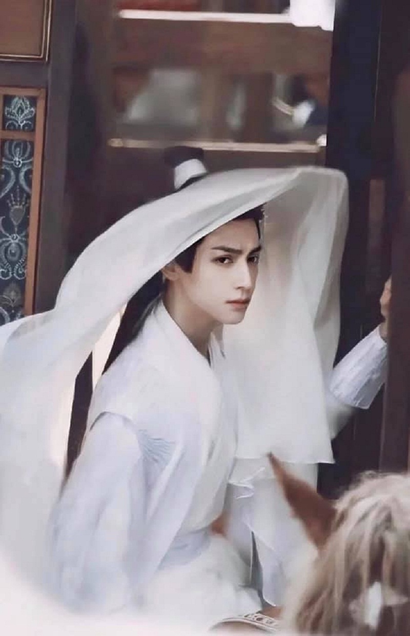 Tạo hình Sở Vãn Ninh trong Hạo Y Hành của La Vân Hi đẹp mãn nhãn. Đồ trắng thanh thoát, gương mặt La Vân Hi lại cao lãnh, thoát tục khi kết hợp lại hợp gu của rất nhiều khán giả nữ.