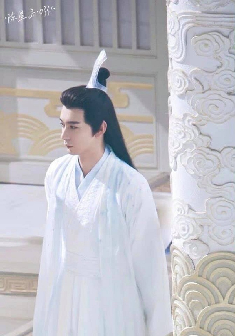 Trần Tinh Húc vai Thiếu Điển Hữu Cầm phim Tinh Lạc Ngưng Thành Đường. Dù được nhiều người nhận định là hợp với màu xanh hoặc đen nhưng khi khoác lên mình bộ trang phục trắng, Trần Tinh Húc vẫn toát ra cốt cách quân tử như ngọc. Fan của Trần Tinh Húc đang kỳ vọng cốt cách tiên tử này của anh sẽ vượt qua vai diễn badboy 'Ngân đù' trước đó.