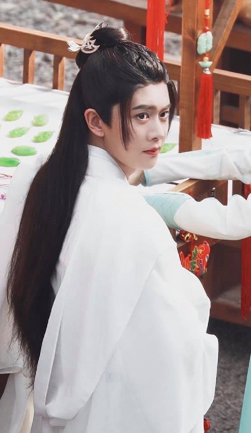 Còn đây là tạo hình mới của Nhậm Gia Luân với vai Trường Ý trong phim Ngự Giao Ký. Nhậm Gia Luân vốn là nam thần cổ trang thế hệ mới, hầu hết các tạo hình của anh đều rất nam tính, đẹp động lòng người. Trước đó, anh đã có tạo hình bạch y siêu đẹp trong Châu Sinh Như Cố. Tuy nhiên, một số netizen khi thấy mái tóc của Nhậm Gia Luân ở tạo hình Trường Ý thì cảm thấy rất khó chịu.