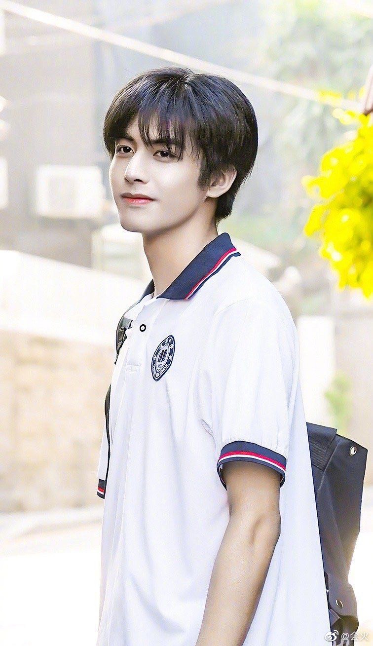 Anh chàng Tống Uy Long trong Lấy Danh Nghĩa Người Nhà ghi điểm nhờ chiều cao ấn tượng và vẻ đẹp trai chững chạc của mình. Mặc dù hơi dừ so với năm sinh 1999 nhưng khi khoác áo đồng phục vào, hơi thở thanh xuân vẫn chưa bỏ rơi anh ấy.