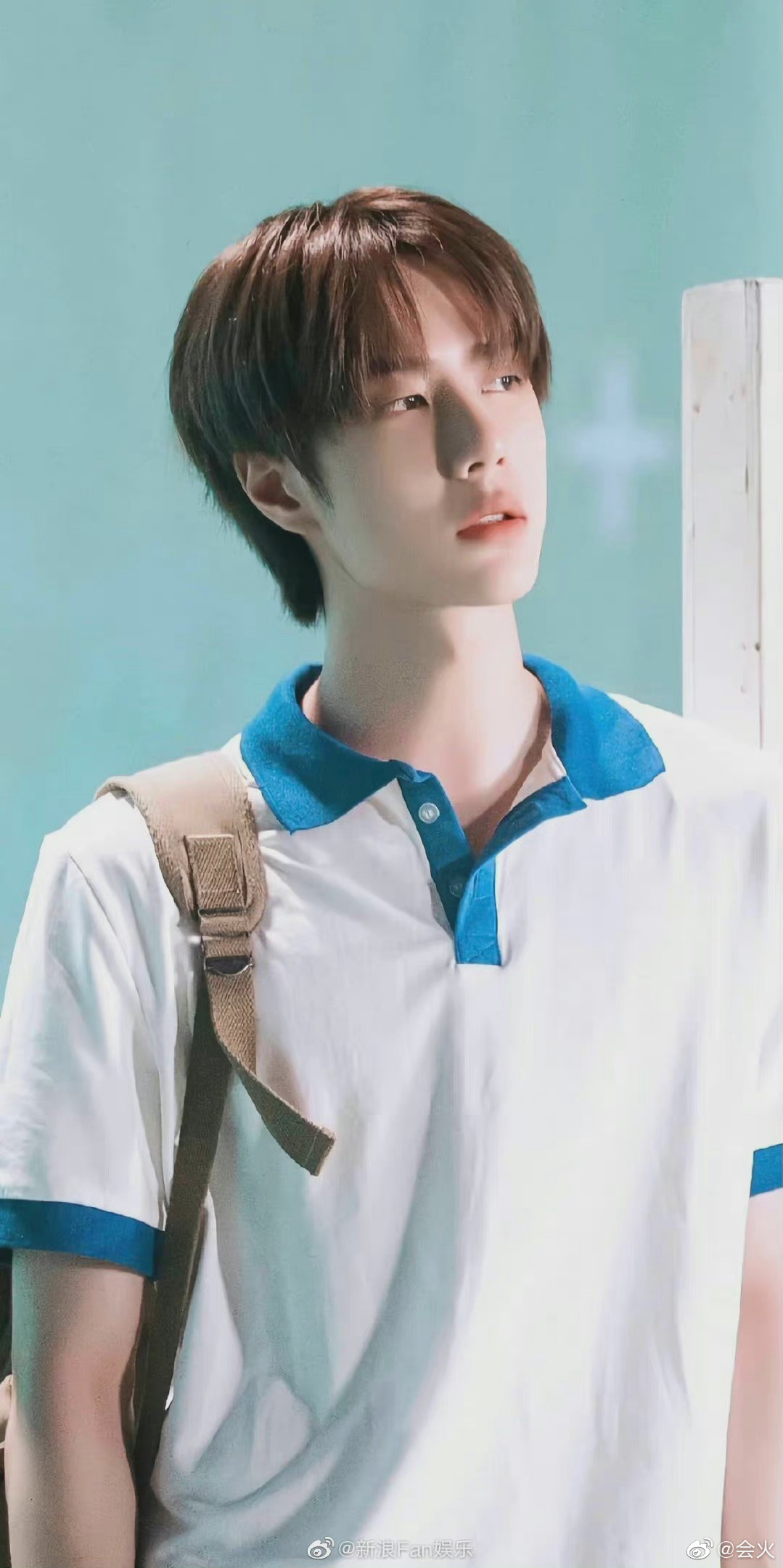 Mặc đồng phục như thế này, Vương Nhất Bác toát ra khí chất học đệ lạnh lùng. Nếu được đóng phim thanh xuân, chắc chắn Vương Nhất Bác sẽ được chọn cho vai soái ca học đường.