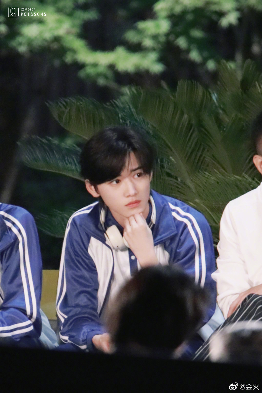 Khoác lên mình bộ đồng phục xanh trắng, ngồi bên bạn bè của show Manh Thám Tra Án, Tống Á Hiên đã khơi dậy ký ức thanh xuân trong lòng rất nhiều người.