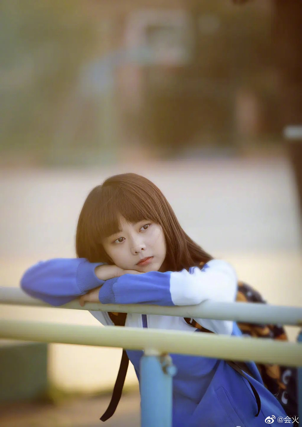 Có Dư Hoài, tất nhiên phải có Cảnh Cảnh. Vẻ đẹp của Đàm Tùng Vận vốn đã rất trẻ trung, bộ áo đồng phục càng khiến cô ấy hack tuổi nhiều hơn. Có ai nghĩ cô gái này đã 31 tuổi?