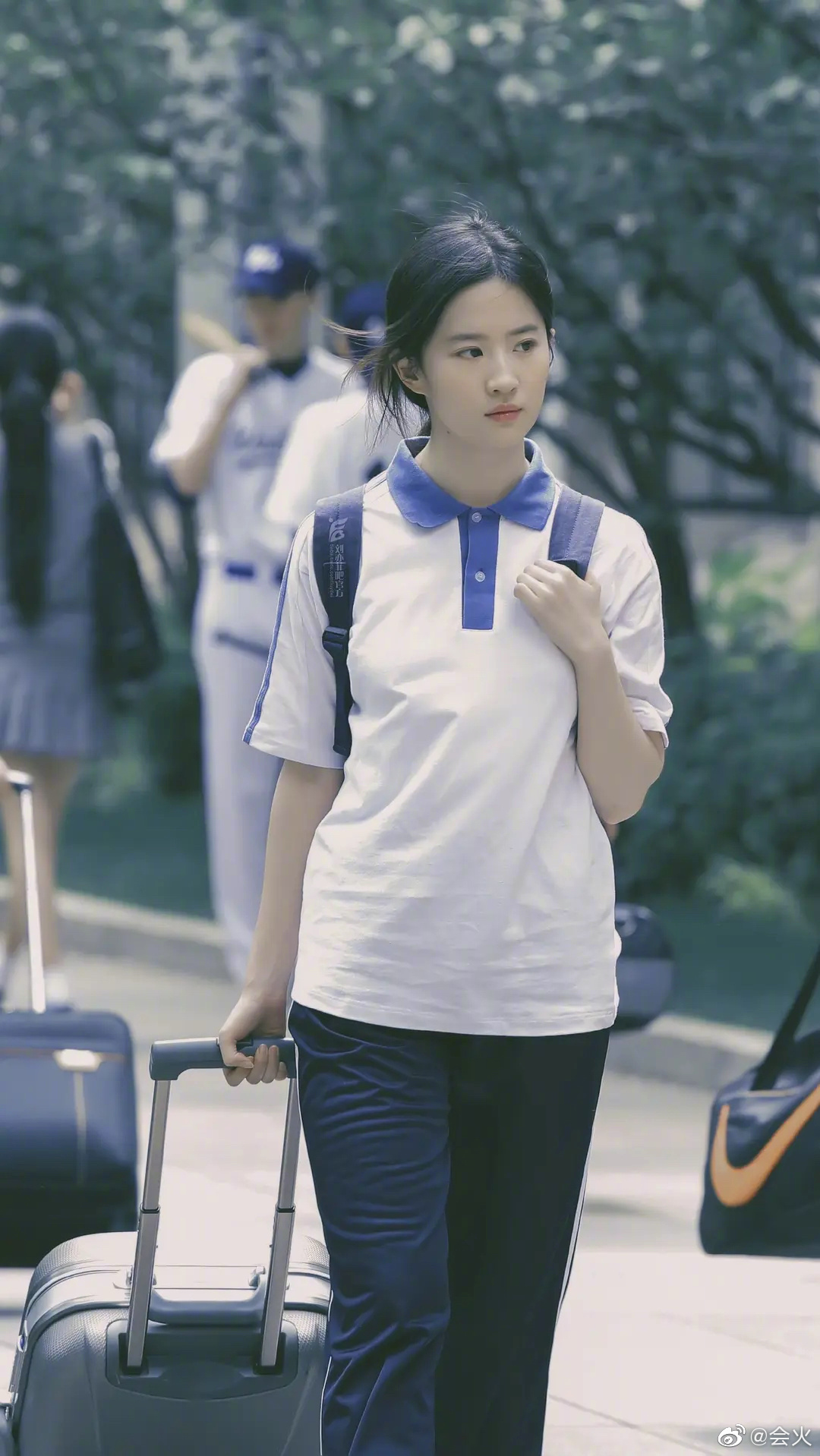 Nữ thần Lưu Diệc Phi khi khoác lên mình bộ đồng phục học sinh cũng rất trẻ trung. Đây là khi cô tham gia dự án Hóa Ra Anh Vẫn Ở Đây cùng Ngô Diệc Phàm. Các bạn có thấy Diệc Phi toát ra khí chất học tỉ không?