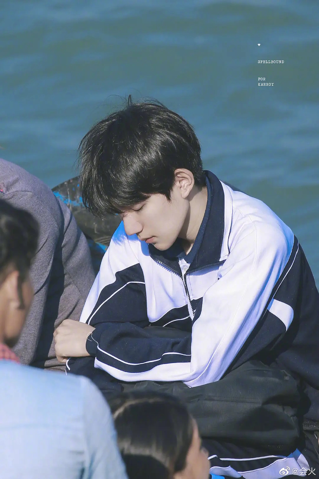 Vương Nguyên trong phim So Long My Son (Thiên Trường Địa Cửu). Bộ đồng phục chỉ tô điểm thêm cho khí chất thanh xuân của anh chàng thôi bởi bản thân Vương Nguyên lúc nào cũng như một cậu bé.