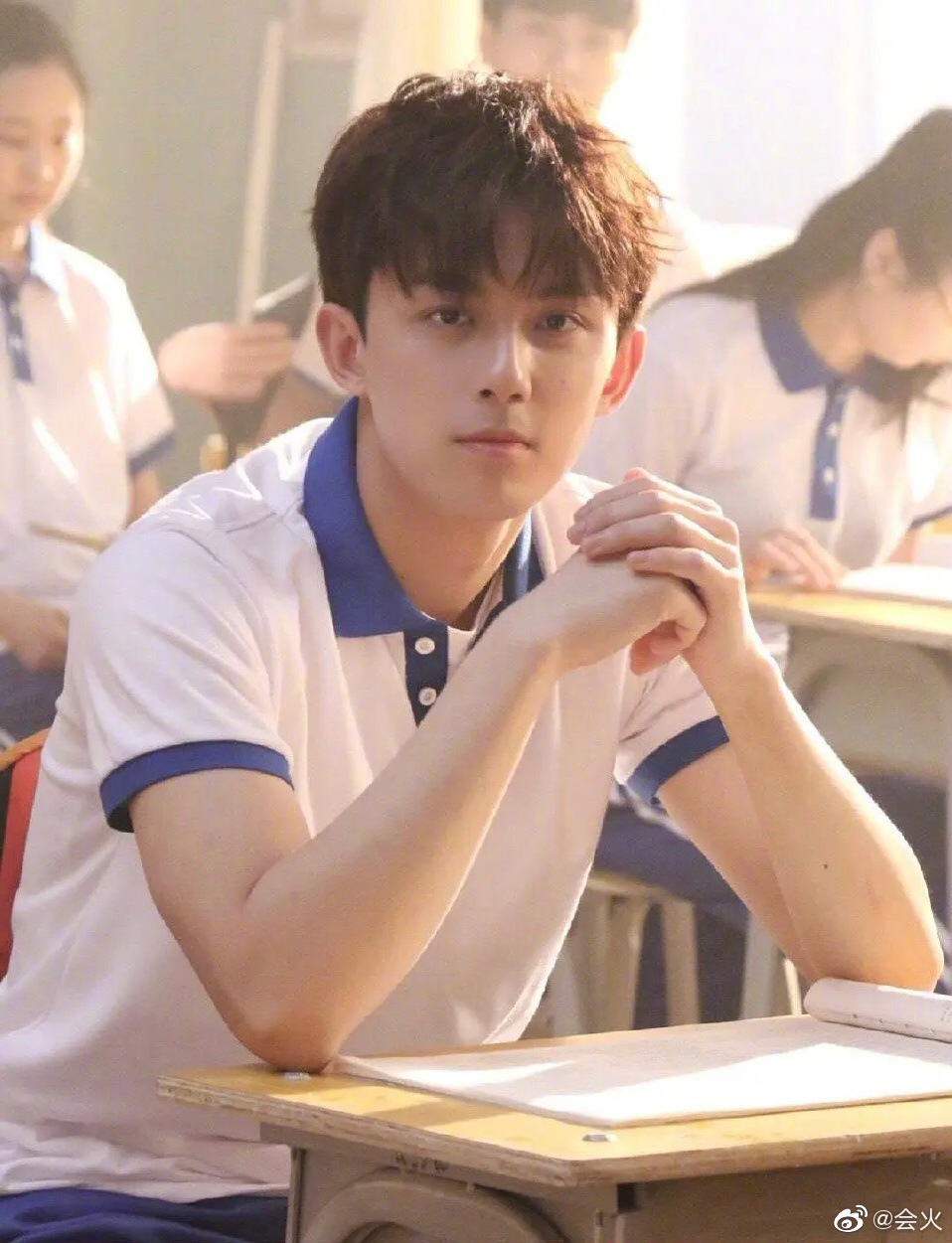 'Bạn học' Ngô Lỗi lúc nào cũng tràn đầy hơi thở thanh xuân, đặc biệt là những lúc mặc đồng phục như thế này.