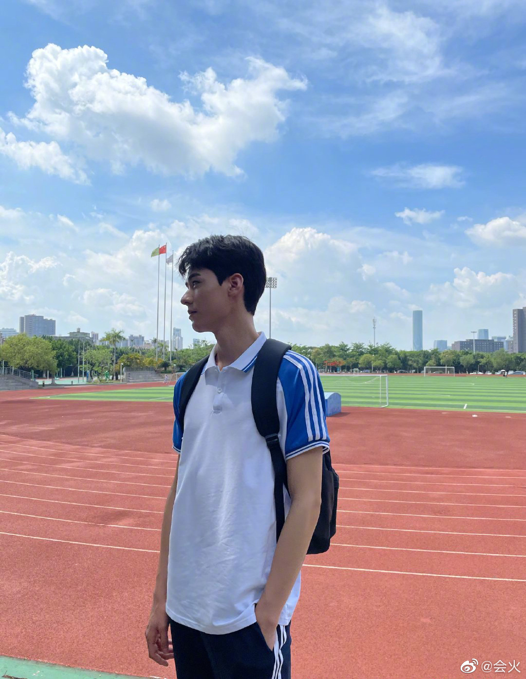 Chắc chắn rất nhiều cô gái muốn có một cậu bạn học điển trai và ngọt ngào như Cung Tuấn. Khi hình ảnh này được đăng tải, các cô gái đều than rằng thanh xuân nợ họ một bạn học Cung.